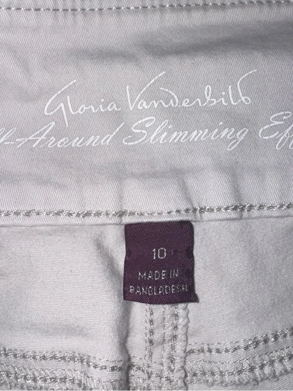 Gloria Vanderbilt Amanda Shorts Womens 10 Cream Colored Slimming Stretch Casual - Picture 5 of 9